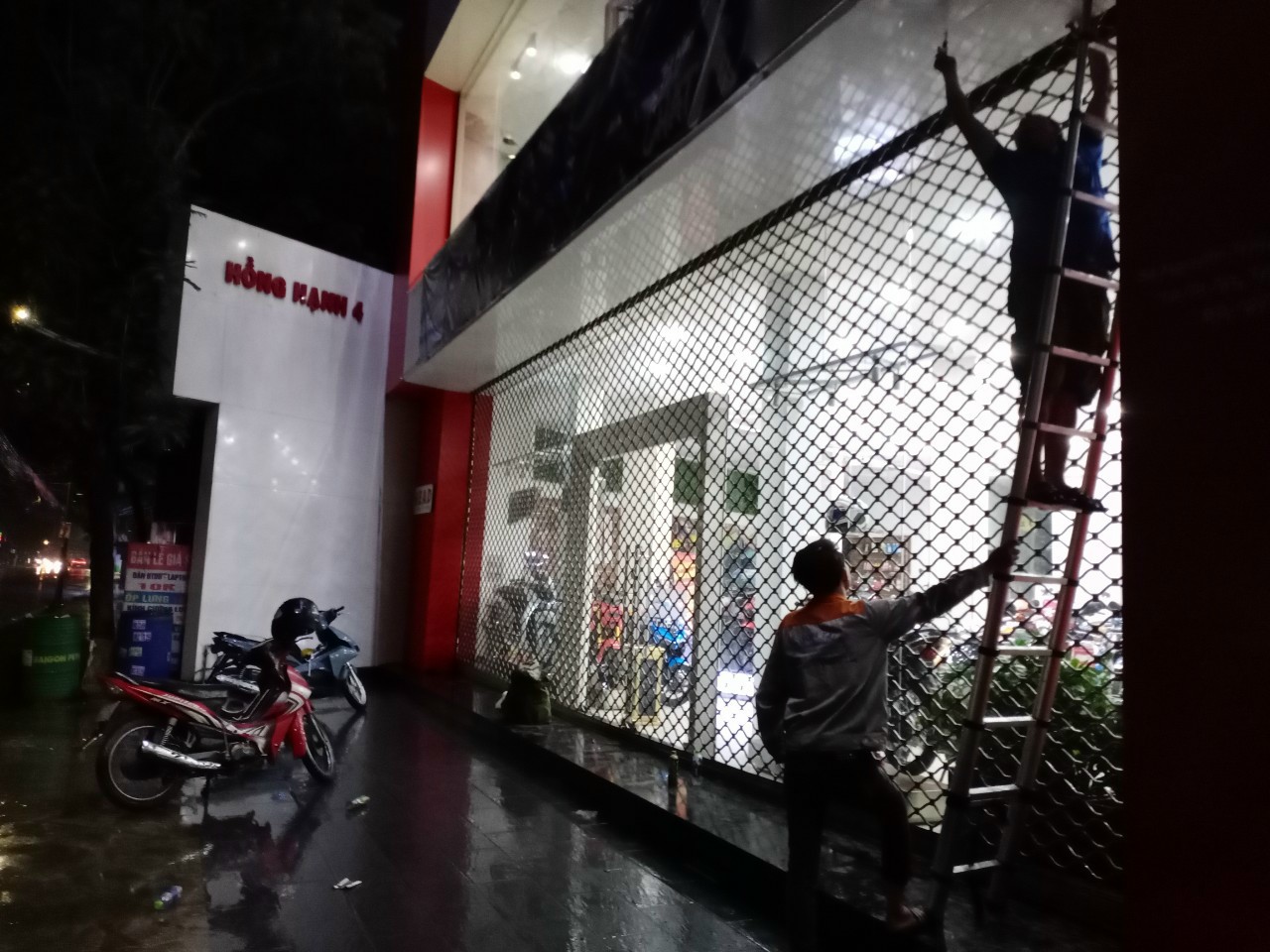 Cửa Cuốn Sài Gòn Door